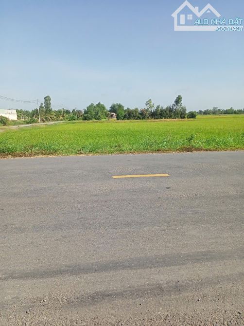 Bán đất  mặt tiền TL 823, 2000m2 SKC, xã Hòa Khánh Tây, Đức Hòa, Long An. Giá bán 15 tỷ - 5