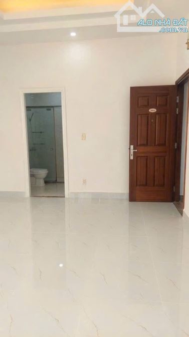 Bán nhà 5 tầng. Mặt tiền. 108m2 ngang khủng 8m3. Đang khoán 30tr/th. Shr vuông vức. 13,x T - 5