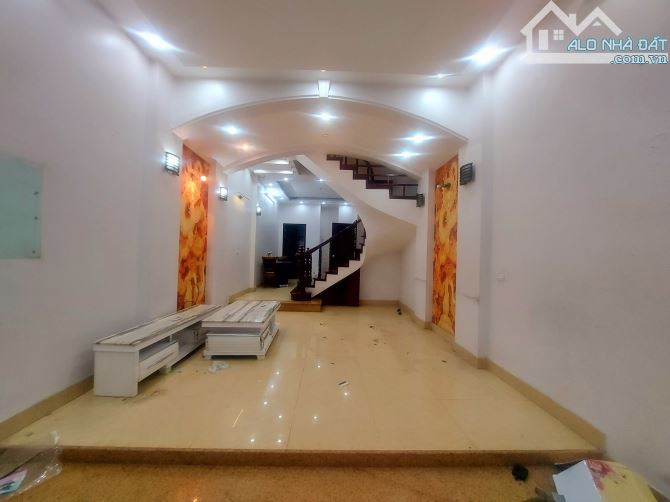 Bán nhà MINH KHAI - HM, lô góc, nhà dân xây, kết cầu chắc chắn, giá tốt - 5