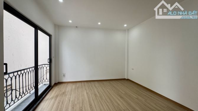 Bán nhà phố Đức Giang 32m2- 5 tầng- 3 phòng ngủ-5.75 tỷ, ô tô đỗ cửa, gần Bình Minh Garden - 5