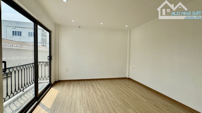 Bán nhà phố Đức Giang 32m2- 5 tầng- 3 phòng ngủ-5.75 tỷ, ô tô đỗ cửa, gần Bình Minh Garden - 6