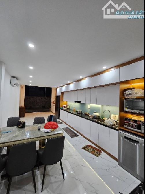 Nhỉnh 9 tỷ / 53/60 M2 Nhà 6 tầng / Ô tô Thạch Bàn - 9