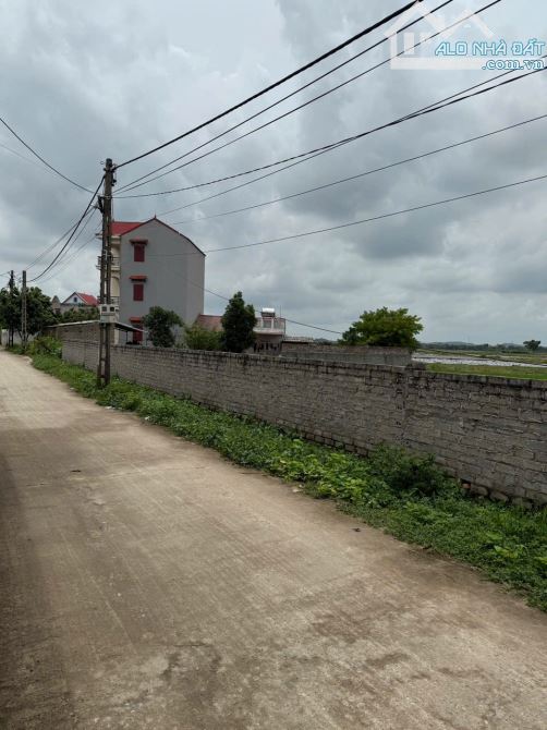 Bán Lô Đất đồng Việt, Yên Dũng, Bắc Giang. 93m2- Mặt Tiền 5,7m. đường 5m. Giá 680 triệu.