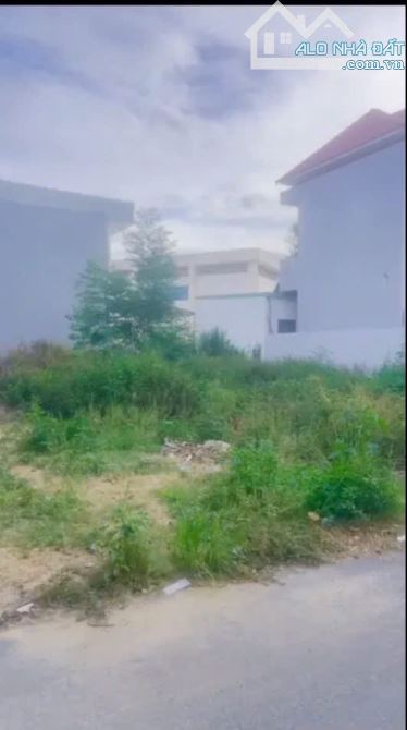 Lô đất mặt tiền Trần Văn Giảng . DT:82,5m . Ngang 5m . Giá : 3tỷ5 thương lượng