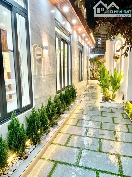 Nhà vườn sân rộng 155m² thổ cư, hồ cá koi, gần Huỳnh Tấn Phát, giá tốt nhất khu vực