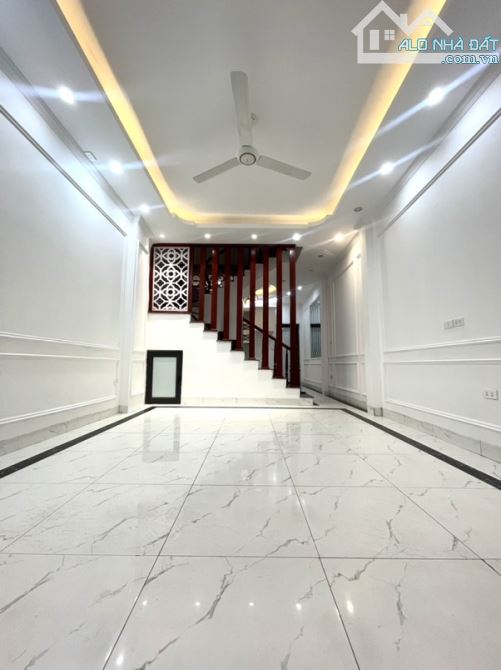 Bán nhà Cổ Linh, DT 40m, 4 tầng, ô tô đỗ trước nhà, giá 5,8 tỷ.