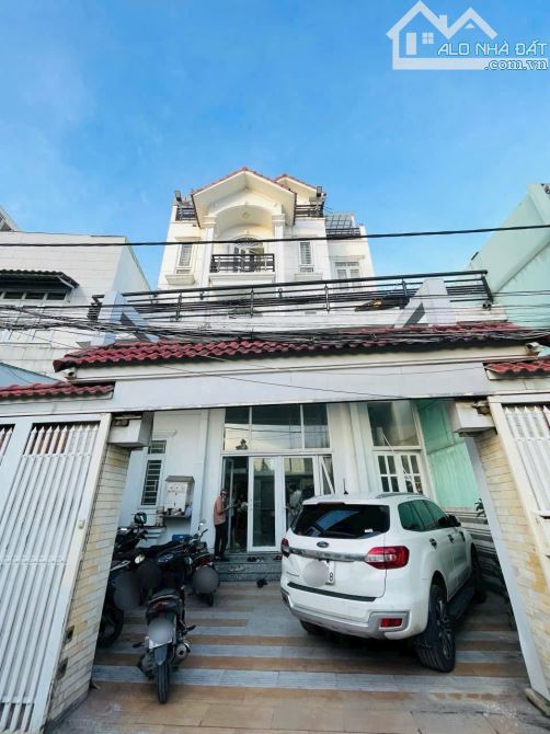 Ngộp bạnk, nhà 5 tầng thang máy, dòng tiền 30 triệu/ tháng,thủ Đức.giá chỉ 8,9 tỷ