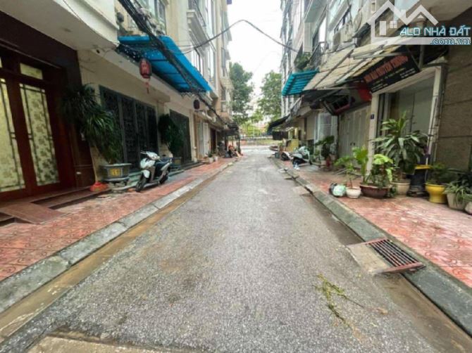 Cần bán nhà phố Hồng Hà , Ba Đình, 70m, 5 tầng, mặt tiền 4.4m, giá 18 tỷ.