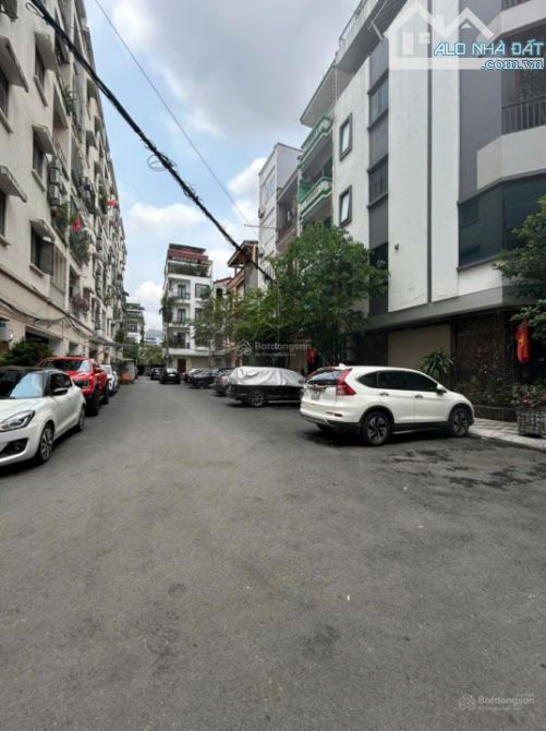 Chính chủ bán nhà liền kề ngã tư hoàng quốc việt,DT70m,6.5tầng,xây mới,oto 7chỗ vào lô góc