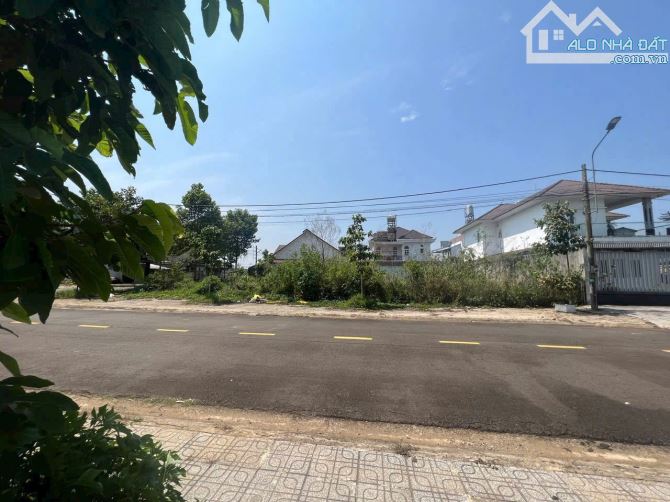 Bán đất 2 mặt tiền 1227m đường nhựa thông