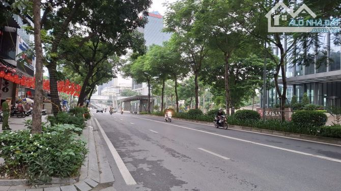 CẦN BÁN GẤP NHÀ ĐẸP THANG MÁY PHÂN LÔ LÁNG HẠ DT61m2- VỈA HÈ , Ô TÔ KINH DOANH