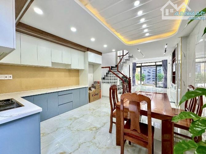 Bán nhà đẹp tặng full nội thất - Thống Nhất - Ngã 4 Xóm Mới - HxH thông - 5 tầng 4PN