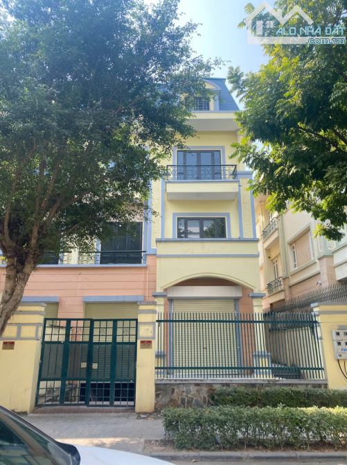 Cho thuê biệt thự Mỗ Lao - Hà Đông. DT 205m2, 4 tầng thang máy, full điều hòa. Ô tô đỗ cửa