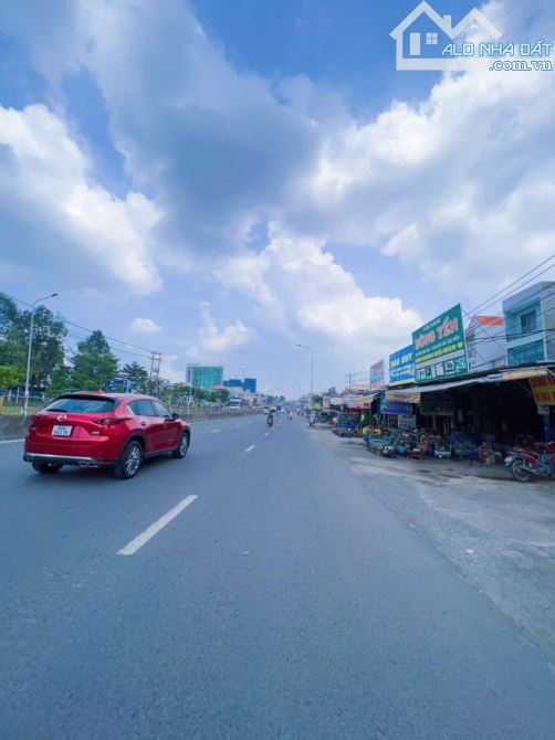 Showroom Góc 2 Mặt Tiền Quốc Lộ 1A 1000m2 Gần KCN AMATA  Vỉa Hè Đậu Cont Thoáng
