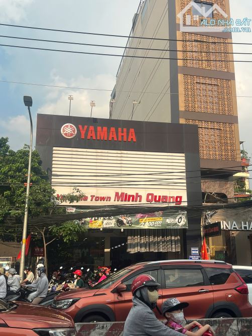 mặt tiền Huỳnh Tấn Phát, đoạn nằm giữa KCX và đường Bùi Văn Ba, đối diện ngân hàng MBBank