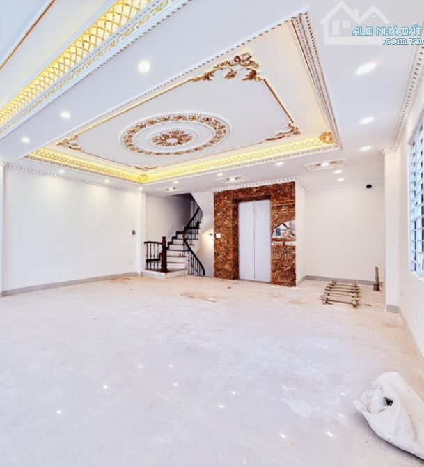 Bán nhà Việt Hưng 6 tầng thang máy, lô góc 2 mặt thoáng, ô tô nằm trong nhà