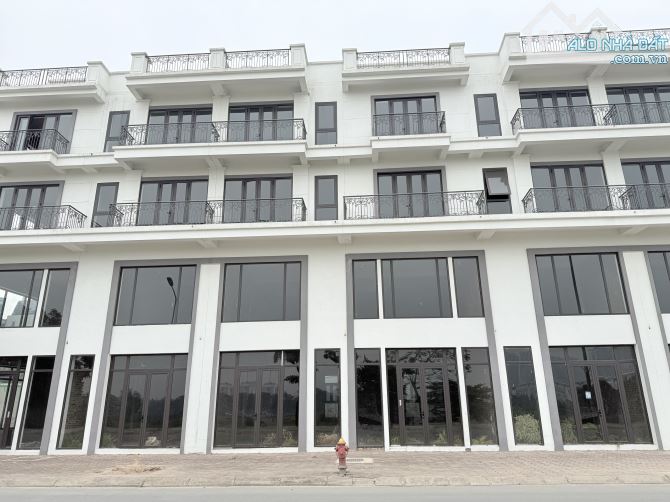 Cần bán gấp căn Shophouse Metropolitan  hai mặt đường trước sau mặt đường Nguyễn Mậu Tài