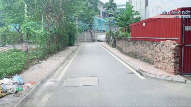 Bán đất mặt ngõ ô tô thông, vỉa hè 2 bên, View trường học, đường Đức Giang