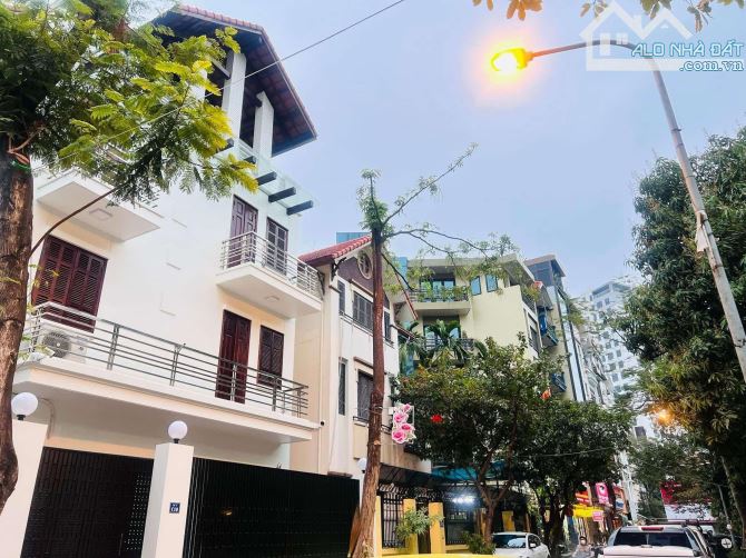 Bán biệt thự VIP phố Trường Chinh, lô góc, vỉa hè, gara, ô tô tránh, KD + an sinh tốt