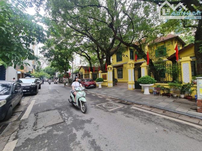 Biệt thự mặt phố Thợ Nhuộm 363m2, 2 tầng, mt 12m, 180 tỷ, hiếm, lô góc 1 mặt phố 1 mặt ngõ