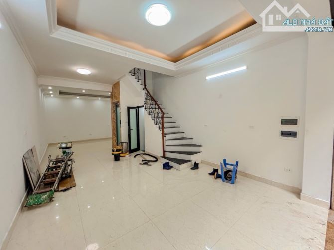 Hoàng Văn Thái_ Ô tô tránh – gara – thang máy – hàng xóm văn minh. Giá trị xứng tầm