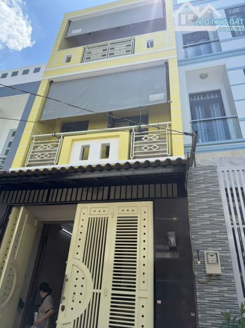 Bán nhà hai lầu ba phòng ngủ đường Bùi tư toàn diện tích 4 x 10 hoặc 40 m2 giá 4,5 tỷ TL