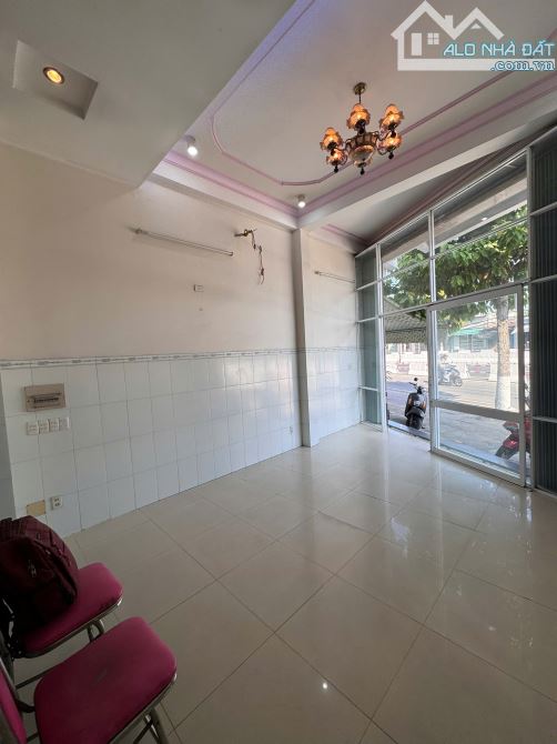 Bán căn nhà 3 tầng 1 tum MT đại lộ Nguyễn Tất Thành, Nha Trang chỉ 6 ỷ 4