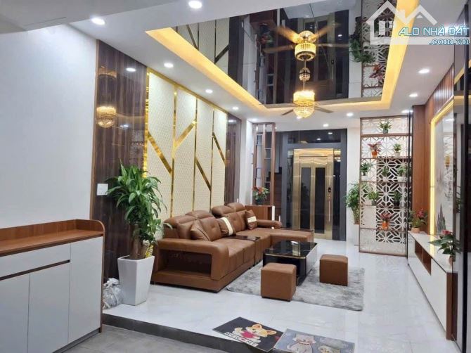 Bán nhà Phạm Văn Đồng, 5 tầng thang máy, lô góc thoáng sáng, gần ô tô, an sinh tuyệt vời