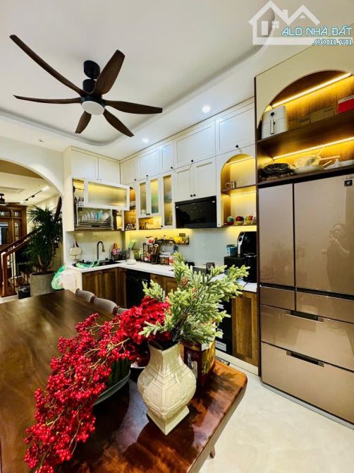 Bán nhà 6 tầng Nguyễn Văn Cừ- Cầu Chương Dương- Long Biên. DT 68m2, thang máy, ô tô đổ cửa