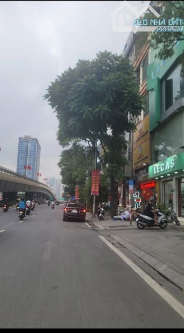 Cần bán nhà mặt phố Nguyễn Chí Thanh căn góc mặt tiền 5m.