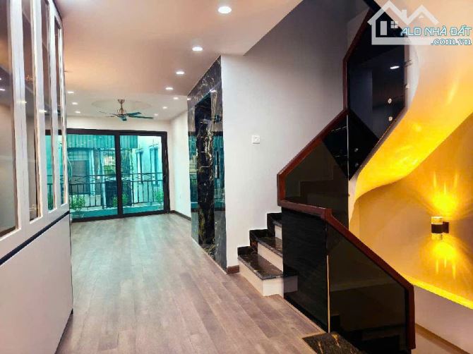Bán nhà 5 tầng Hồng Tiến- Nguyễn Văn Cừ- Long Biên. DT 55m2, Ô tô vào nhà. Giá 10.6 tỷ