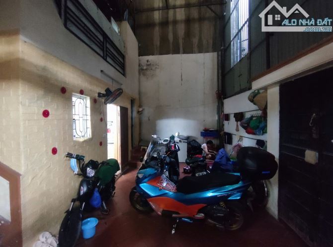 Bán đất tặng nhà 2 tầng diện tích 77m2, MT 10m, gần phố, ngõ thông, xây ccmn hết ý.