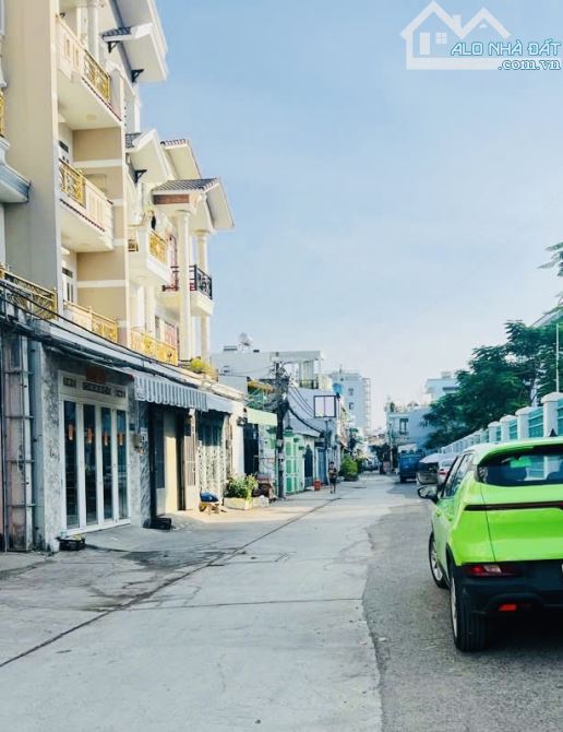 NHÀ ĐẸP MỚI XÂY DỰNG XONG NGAY TRẦN THỦ ĐỘ TÂN PHÚ - HẺM XE TẢI - DT 4x15m - 3 TẦNG - 4PN