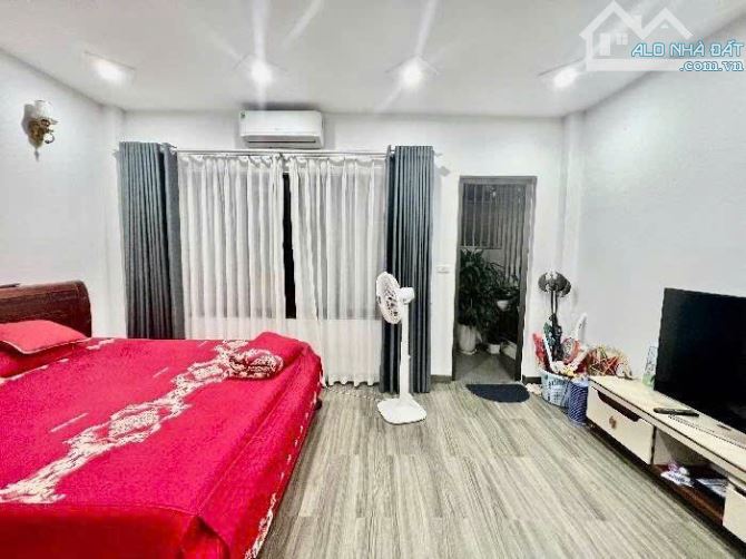 Nhà 5 tầng gần cầu Chương Dương- Long Biên. DT 60m2 x MT 4.5m. Ô tô vào nhà. Giá 11.5 tỷ