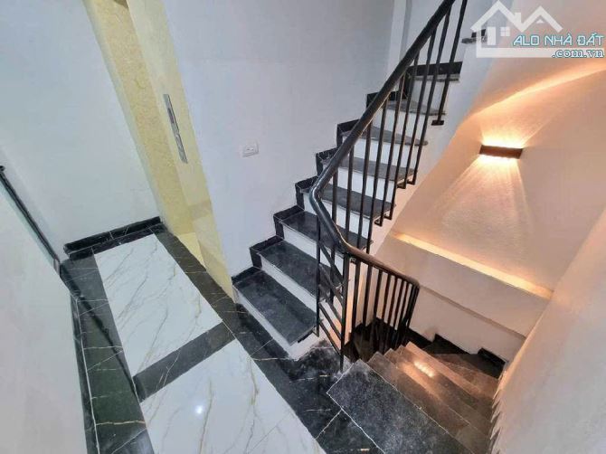 Nhà 6 tầng Nguyễn Văn Cừ- Bồ Đề- Long Biên. DT 65m2 x MT 4.8m x Giá 11.2 tỷ. Ô tô vào nhà