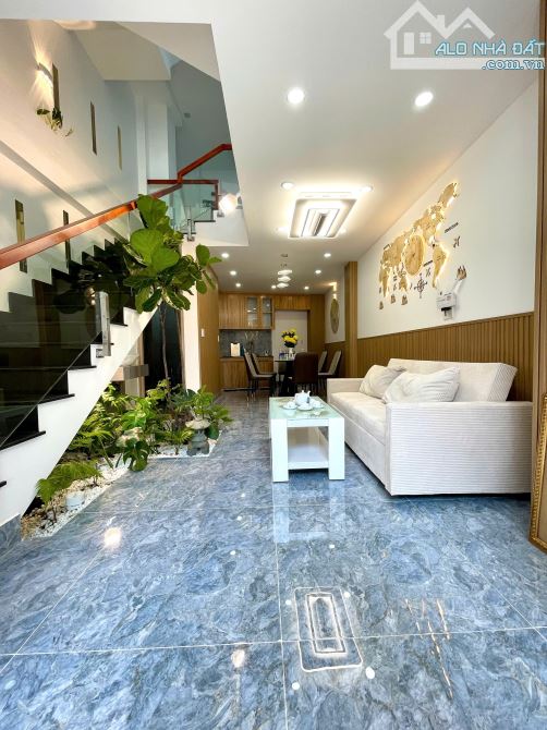 Nhà đẹp 5Tầng mới Gara Ô Tô, Tặng Nội Thất Cao Cấp gần khu Tên Lửa chỉ 7,4 Tỷ TL