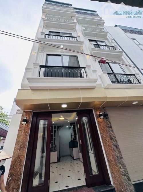 Tri ân các bác căn nhà 4,5 tầng tại đường Hậu Ái Vân Canh giá ưu ái chỉ với 5,19 tỉ
