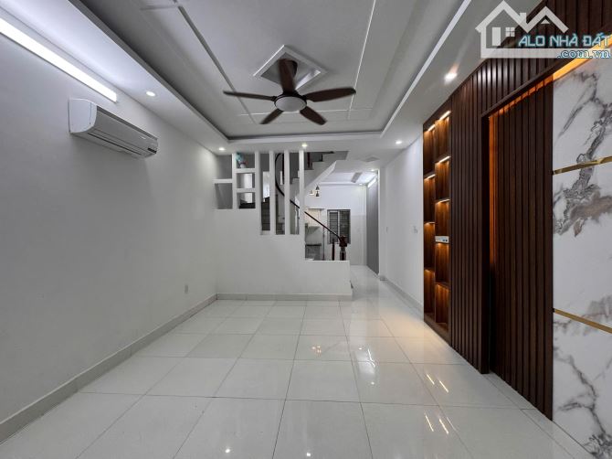 🔥 CHỈ 2.4 TỶ – NHÀ 3 TẦNG ĐẸP – OTO ĐỖ SÁT CỬA – CHỢ LŨNG – GẦN ĐƯỜNG LỚN!!!