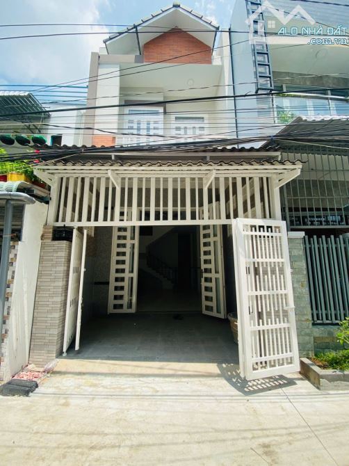 Bán nhà trệt lầu diện tích rộng gần hẻm 51