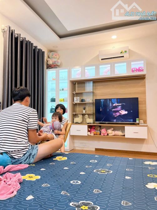 Đường to- giá tốt- ngang 10x dài 19- 7,6 tỷ- 2 Tầng- Biệt thự vườn ở hóc môn.