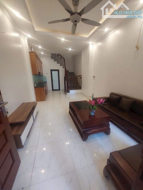 Cần tiền bán gấp nhà Phúc Lợi, Long Biên, tiện tích đầy đủ, DT: 32m2, giá 5.2 tỷ