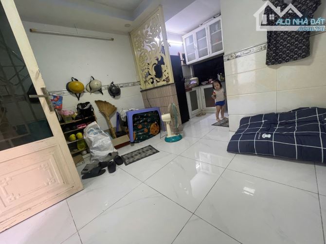 Nhà 2 tầng - Ngang 3.6 dài 5 - Hẻm 2.5m - Tôn Đản - f4 Quận 4.