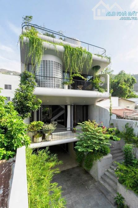 Bán căn villa hiện đại phong cách tối giản , đi bộ ra biển 5’ , cách biển 150m. Nha Trang
