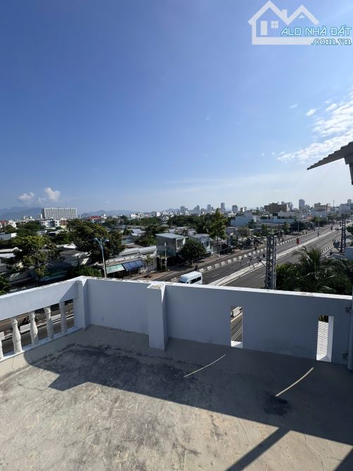 Bán căn nhà 3 tầng 1 tum MT đại lộ Nguyễn Tất Thành, Nha Trang chỉ 6 ỷ 4 - 10