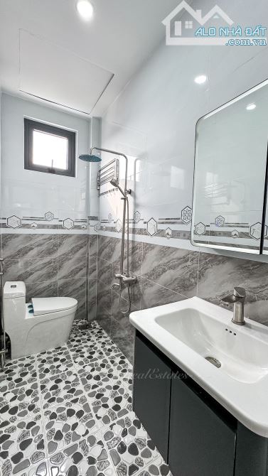 NHÀ TRỆT LẦU HIỆN ĐẠI XÂY MỚI FULL NỘI THẤT HẺM 311 NGUYỄN VĂN CỪ - SỔ HỒNG HOÀN CÔNG - TP - 11