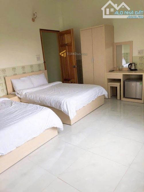 KHÁCH SẠN CÁCH BỜ HỒ XUÂN HƯƠNG CHỈ 1KM - 1