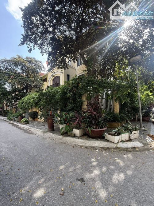 Biệt Thư Mỹ Đình Lô Góc - 3 Mặt Thoáng - 200m x 5 Tầng - Thang Máy - View Công Viên - 1