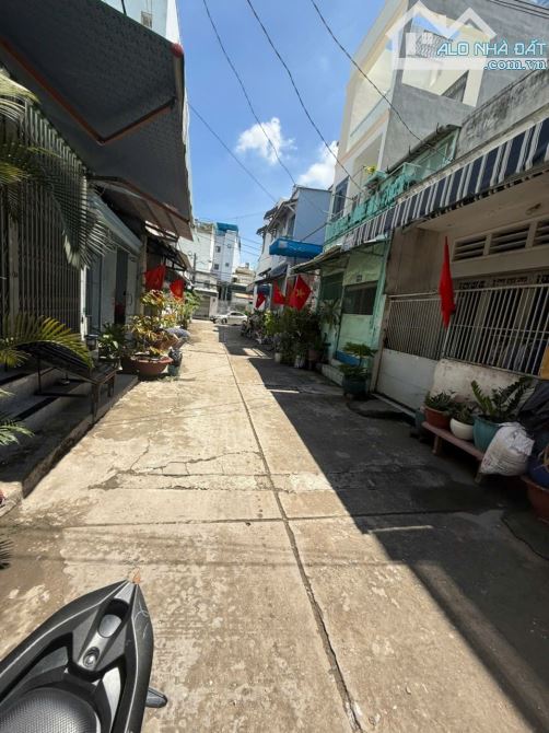 Bán nhà hai lầu ba phòng ngủ đường Bùi tư toàn diện tích 4 x 10 hoặc 40 m2 giá 4,5 tỷ TL - 1
