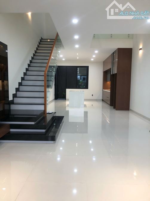 bán nhà 3 tầng sang trọng, thiết kế phong cách châu âu. Vào ở ngay ! - 1