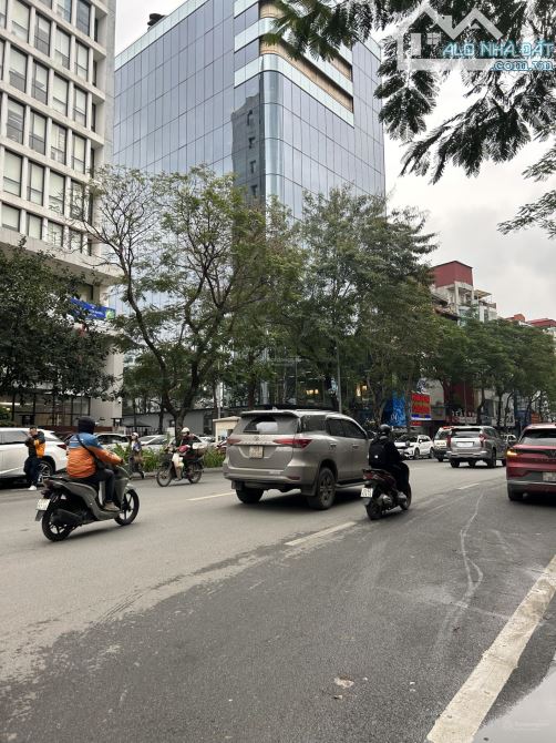 Bán nhà mặt phố Hoàng Quốc Việt, Cầu Giấy, diện tích 99m2. Mặt tiền 6.8m. Giá 37 tỷ - 1